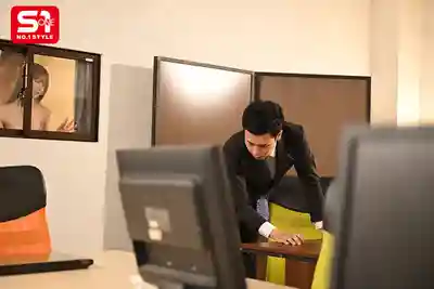 SONE-997 野心滿滿的美女秘書被社長偷偷慢慢幹到淪為肉便器 ~ miru的劇照4