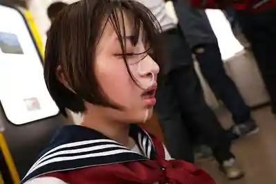 SVCAO-021 J系田舍娘美少女被強制塞入巨型震動棒！高潮不停的激烈震動雙腿痙攣失禁潮噴的癡漢電車！ ~ 花守夏歩 小島美子 佐藤愛瑠  的劇照4