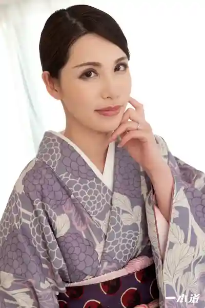 1PON-011621_001 走光誘惑 穿和服的危險鄰家人妻 ~ 上山奈々的劇照5