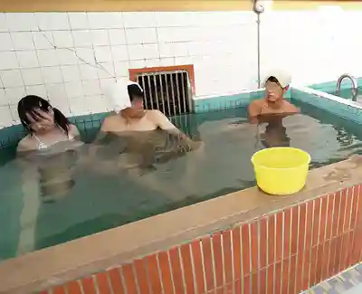 PIYO-225 澡堂裏故意勾引陌生大叔雞巴勃起玩弄的癡女蘿莉 ~ 南日菜乃 廣瀬好美 由良佳奈 的劇照1