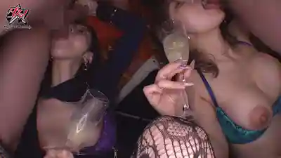 DASS-827 超爆射！兩個爛醉癡女用口水濕滑誘惑 被夾在中間的我已經完蛋了！無限潤滑油濕滑性交 ~ 有村希,美咲佳奈的劇照3