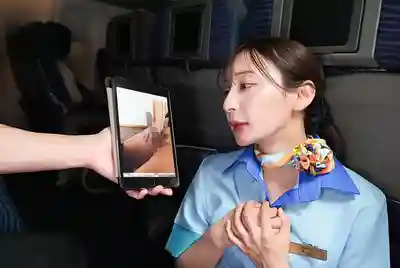 DANDYA-017 假裝看錯手機給熟女空姐看屌照 害羞臉紅的大姐姐看到勃起肉棒竟然不討厭 VOL.3 ~ 戶川奈美 足立友梨 森澤佳奈 的劇照18