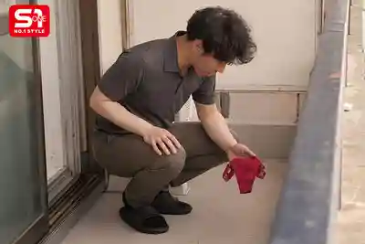 SNOS-016 每次撿到被風吹來的內衣去歸還 鄰居L罩杯大姐姐都露着深溝對我微笑 ~ 鷲尾芽衣 的劇照12