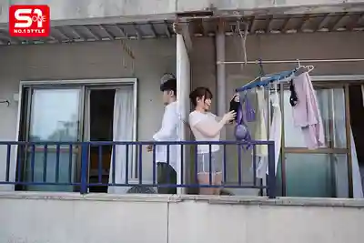 SNOS-016 每次撿到被風吹來的內衣去歸還 鄰居L罩杯大姐姐都露着深溝對我微笑 ~ 鷲尾芽衣 的劇照8