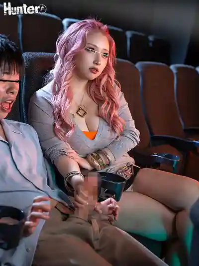 HUNTC-480 平日白天電影院裏只有我和辣妹 明明超想看的電影卻被被隔着衣服玩弄乳頭和肉棒 2 ~ 椎名琪琪 水原みその 安堂はるの 白浜美羽 的劇照15