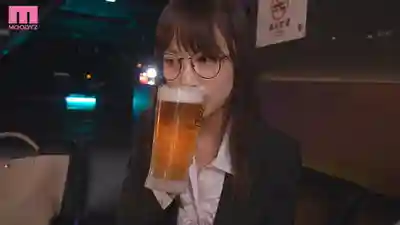 MIDA-465 把平時戴眼鏡的地味女上司灌醉後…變身耳邊呢喃的接吻魔 一次又一次讓我勃起 越喝越浪後的無限制中出！！ ~ 天宮花南 的劇照13