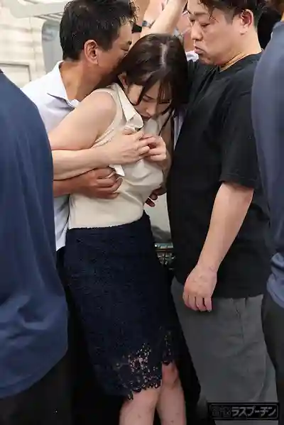 DRPT-103 滿員電車上被吊環束縛兩乳首同時開發 巨乳美女的無奈發情 4 ~ 二羽紗愛 的劇照16