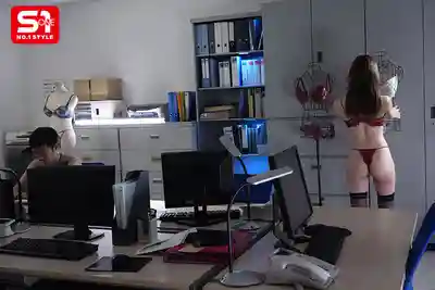 SNOS-049 這家內衣會社的女性社員上班只穿內衣！美人上司爲了提升業績 每次都幫我擼 ~ Miru 的劇照6