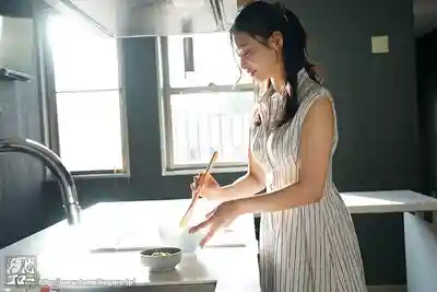 MFYD-085  新人出道 29歲人妻的超強性愛潛力 可愛又有骨氣的她在牀上表現一流 AV DEBUT ~ 渋沢りえる的劇照2