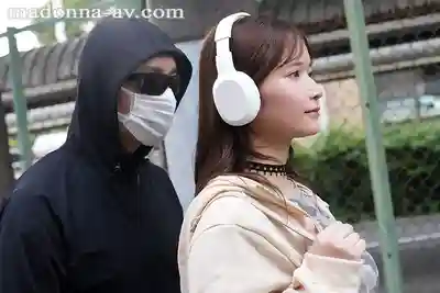 JUR-636 戴着降噪耳機的天然呆巨乳人妻 背後30cm大雞巴悄然臨近而不自知 ~ 桃園憐奈 的劇照10