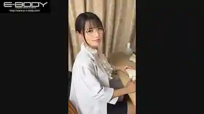 EBWH-318 新人出道！看過10萬根雞巴、精通男體構造的癡女醫生 AV DEBUT ~ 山石麻衣香 的劇照12