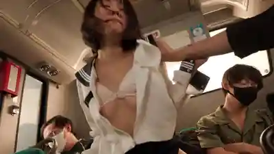 T38-060 女學生恥辱痴漢巴士 被盯上的獵物 ~ 渡來楓 北岡果林 赤名いと的劇照2