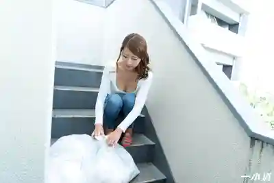 1PON-032220_990 早晨倒垃圾遇到的好色真空人妻 ~ 杉山千佳 的劇照5