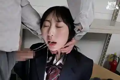 MURIKURI-012 大量顏射街頭凌辱 美顏JK被設局騙上癡漢巴士 滿臉精液羞恥下校 ~ 山下紗和的劇照13