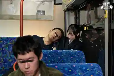 MURIKURI-012 大量顏射街頭凌辱 美顏JK被設局騙上癡漢巴士 滿臉精液羞恥下校 ~ 山下紗和的劇照18
